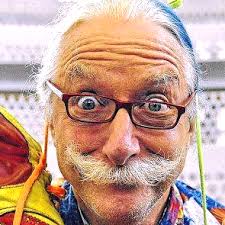 Dr. Hunter "Patch" Adams, mayormente conocido como el médico de la risoterapia es un médico estadounidense, activista social, diplomático y escritor. Fundó el Instituto Gesundheit! en 1972. Cada año organiza un grupo de voluntarios de todo el mundo para viajar a distintos países, vestidos de payasos, en un esfuerzo por llevar el humor a los huérfanos, pacientes y otras personas. A partir de abril de 2015, forma parte de Green Shadow Cabinet de los Estados Unidos como " secretario de Salud para la salud holística "